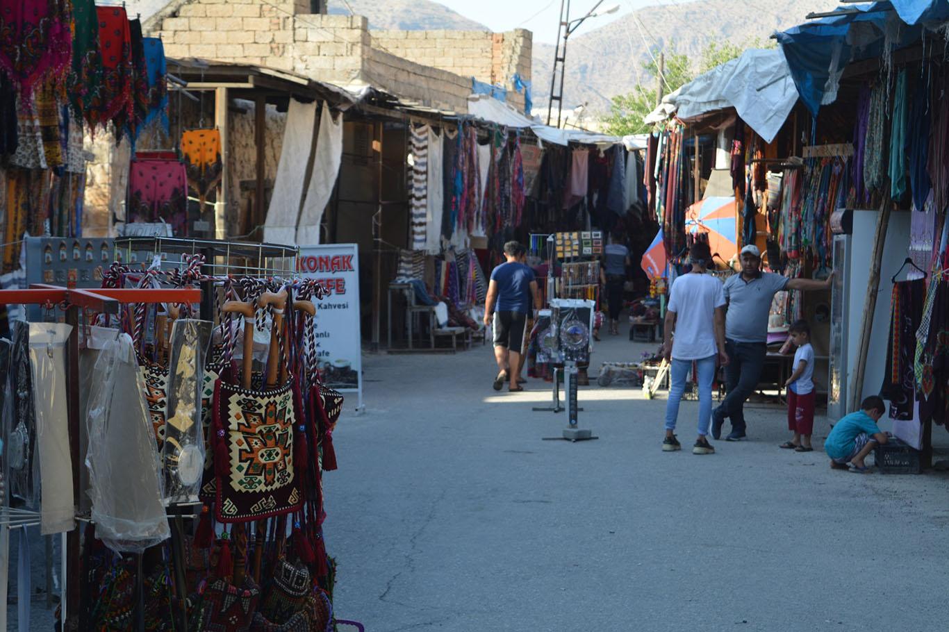 Hasankeyf'i görmek isteyen yerli yabancı turistler akın etti Hasankeyf'i görmek isteyen yerli yabancı turistler akın etti